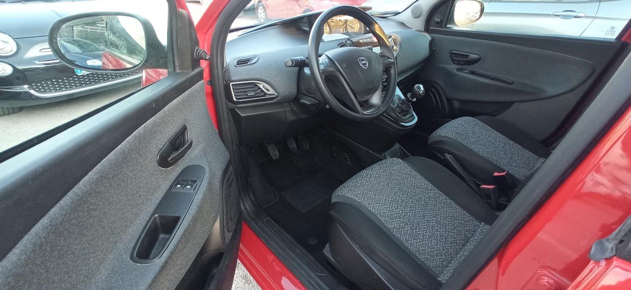 Lancia Ypsilon 1.0 Hybrid