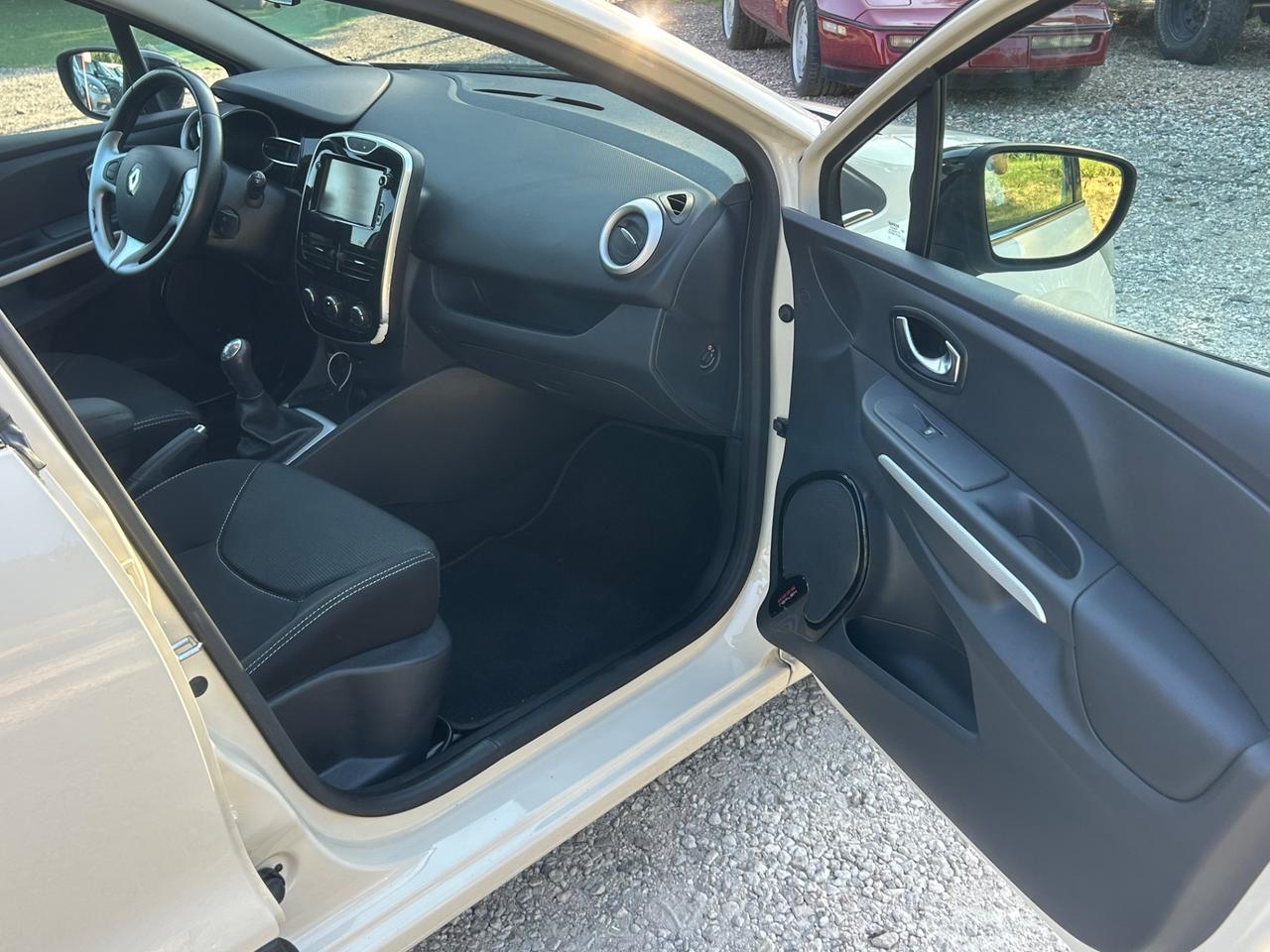 Renault Clio 1.2 75CV 5 porte Intens rate permute neopatentati