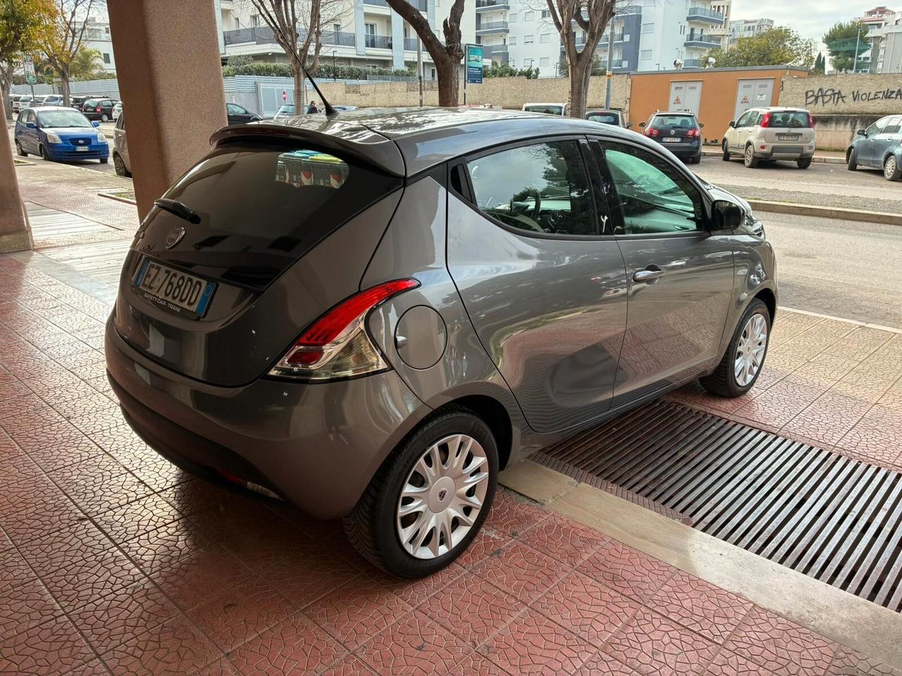 Lancia Ypsilon 1.2 benzina 5p garantita-15