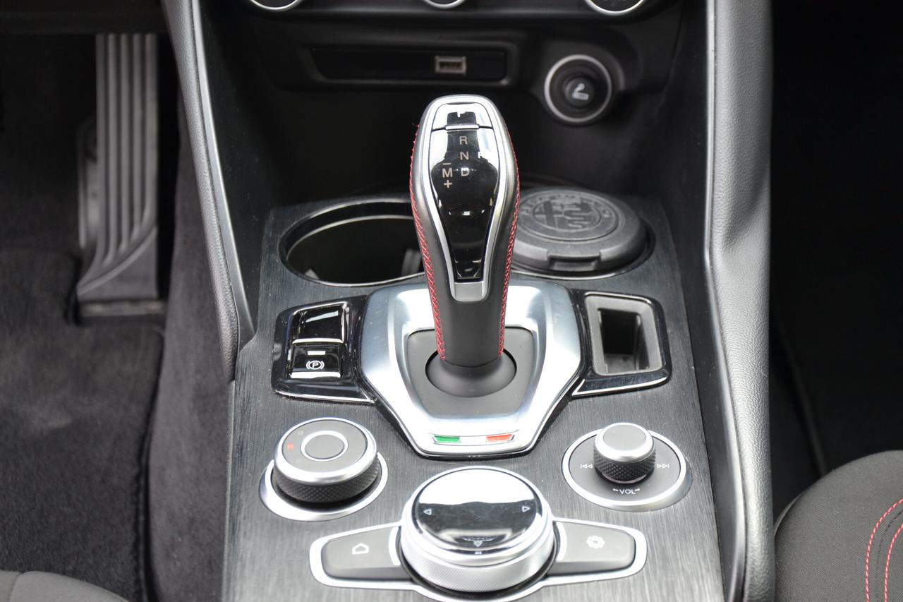 Alfa Romeo Giulia 2.0 TURBO 200CV AT8! Prezzo vero senza vincoli Unipro, fatturabile e italiana Garanzia 12 mesi inclusa!