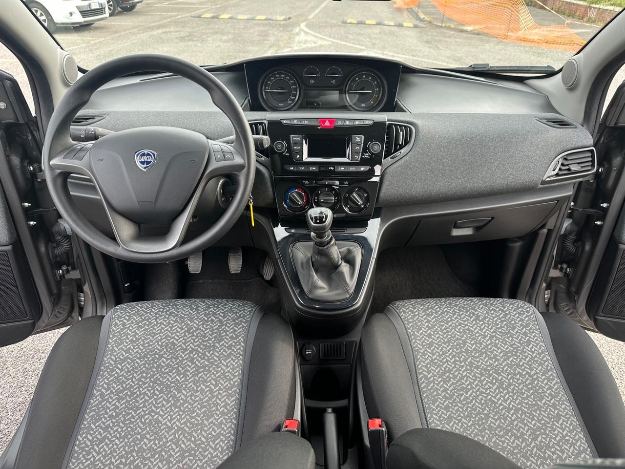 Lancia Ypsilon 1.0 Firefly Hybrid Silver
