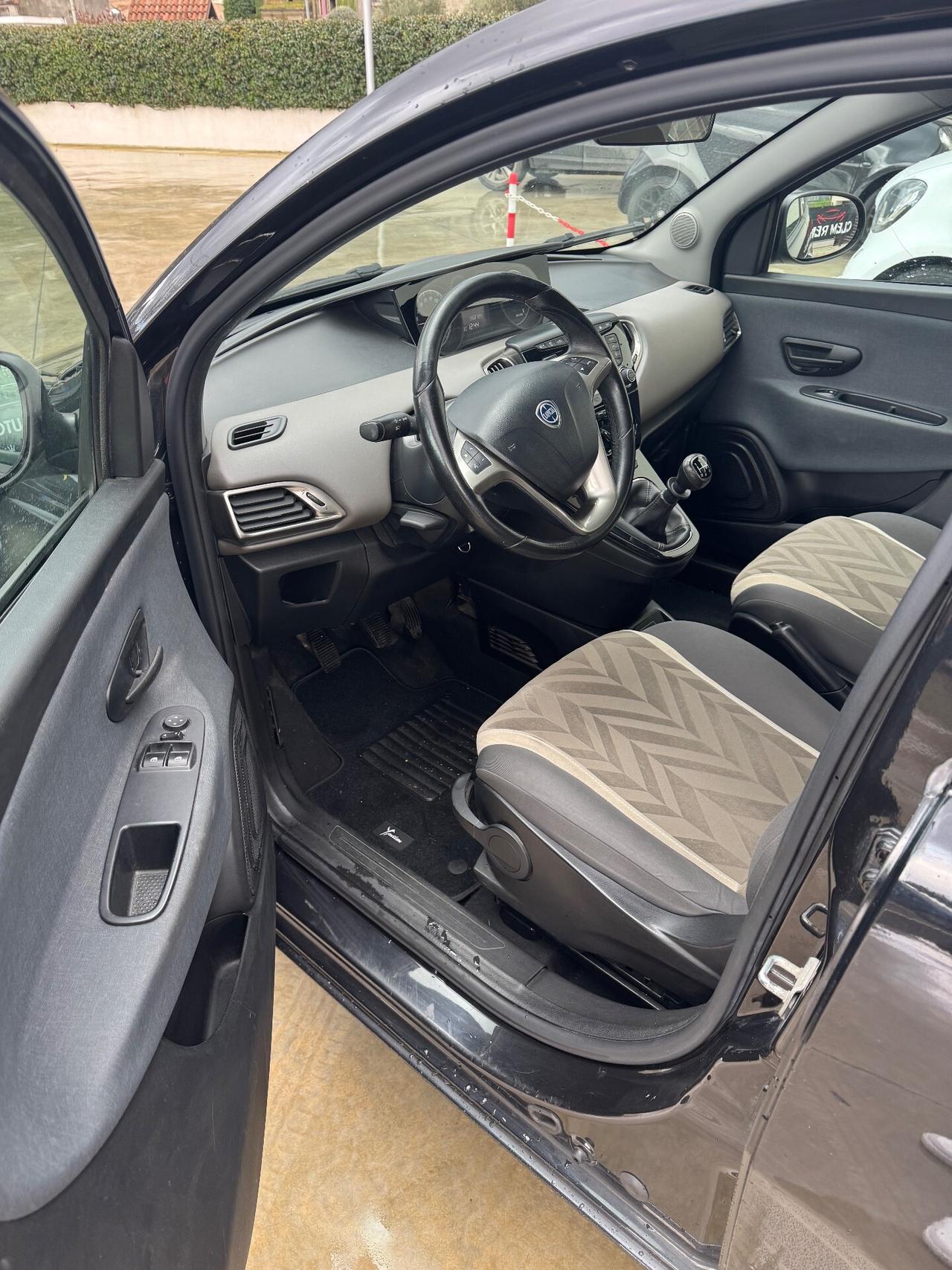 Lancia Ypsilon 1.2 69 CV 5 porte Platinum