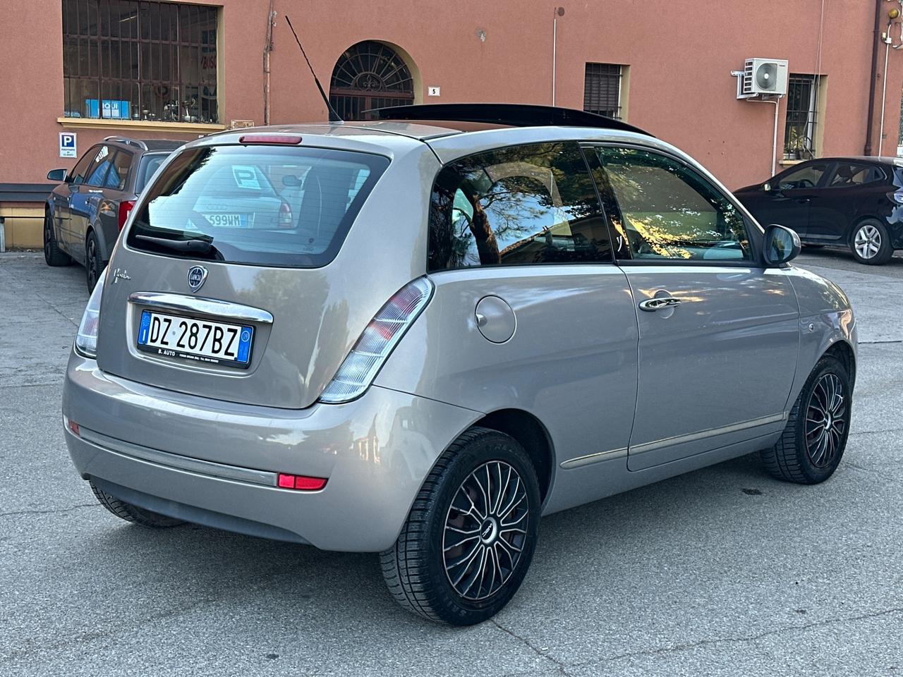 Lancia Ypsilon 1.3 MJT 75 CV Versus