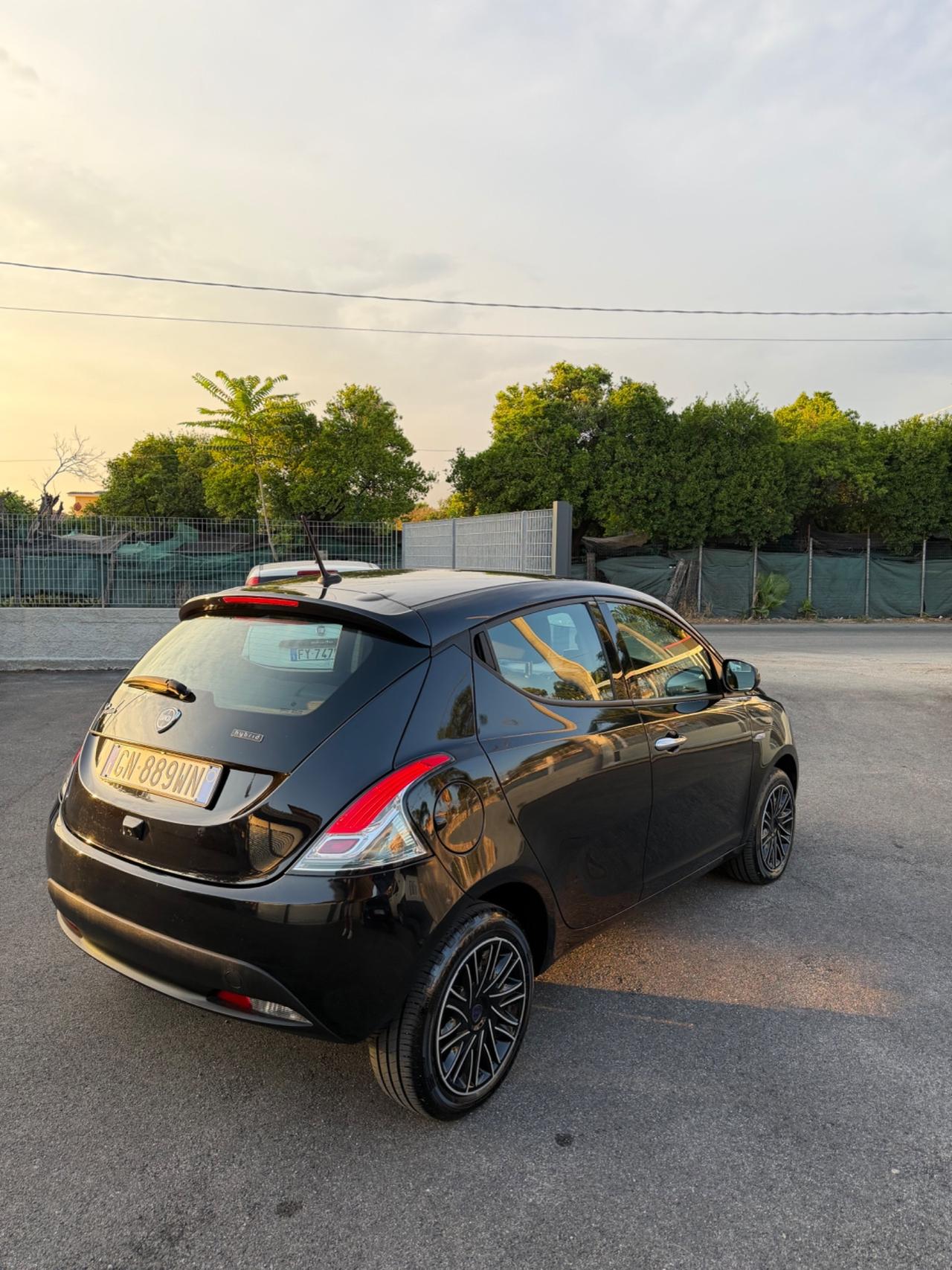 Lancia Ypsilon 1.0 FireFly 5 porte S&S Hybrid Alberta Ferretti