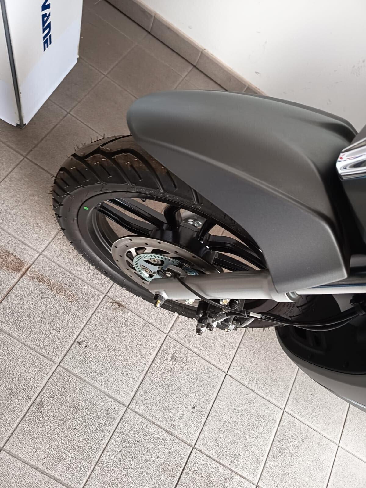 Kymco People 125i € 2.690,00 F.C.