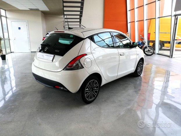 Lanci Ypsilon 1.0 FYRE FLY 5 PORTE S&S HYBRID ECOCHIC