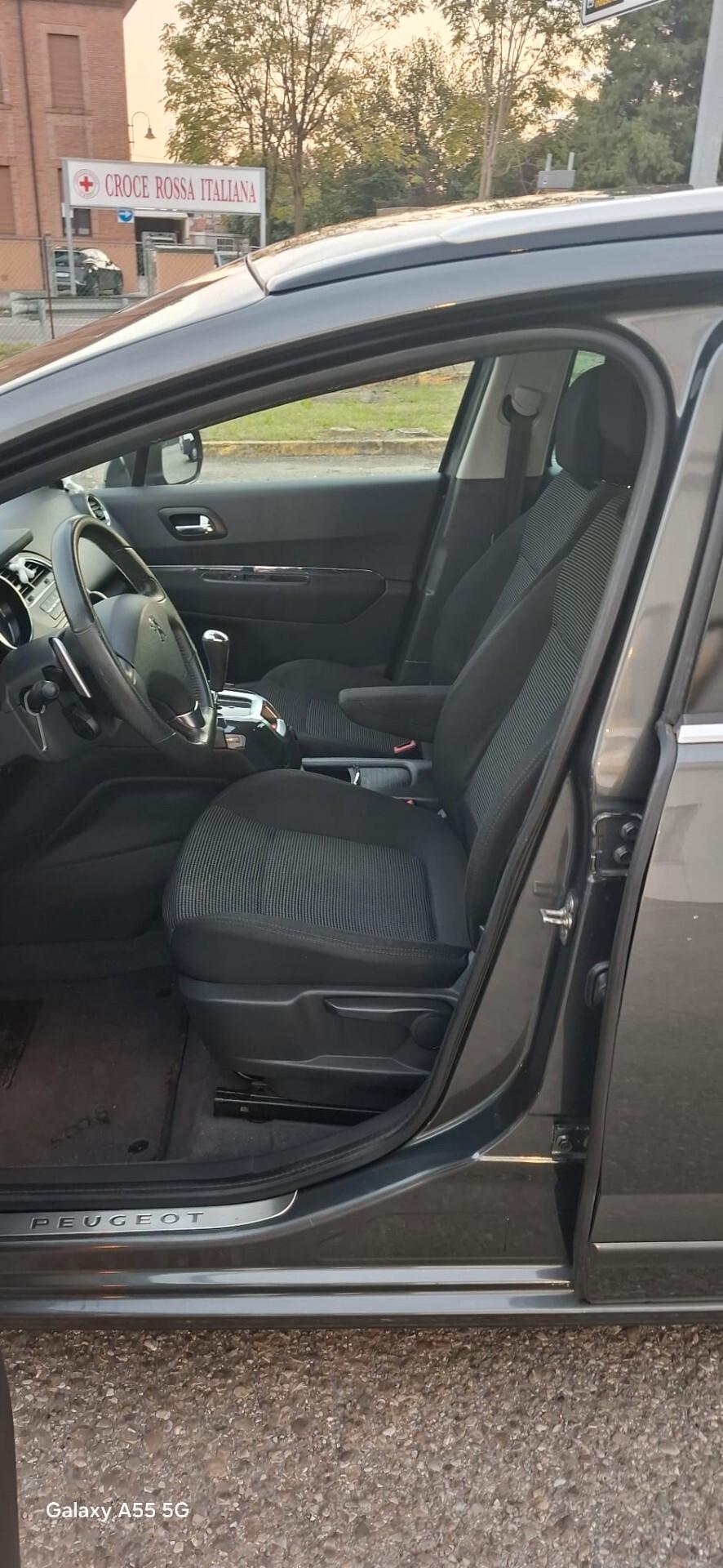 Peugeot 5008 1.6 HDi 112CV cambio robotizzato Tecno