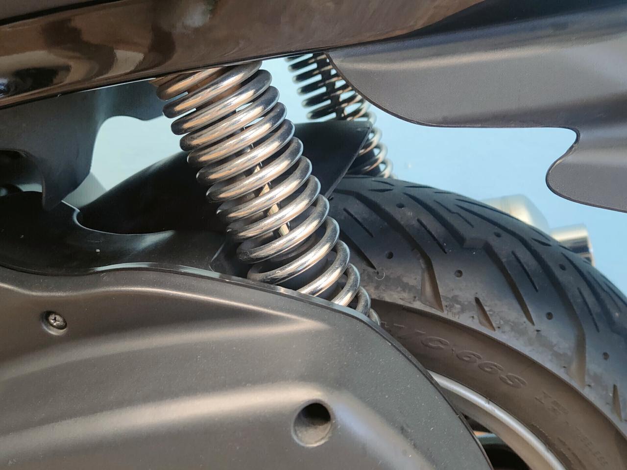 Piaggio Beverly Cruiser 500 con Akrapovic