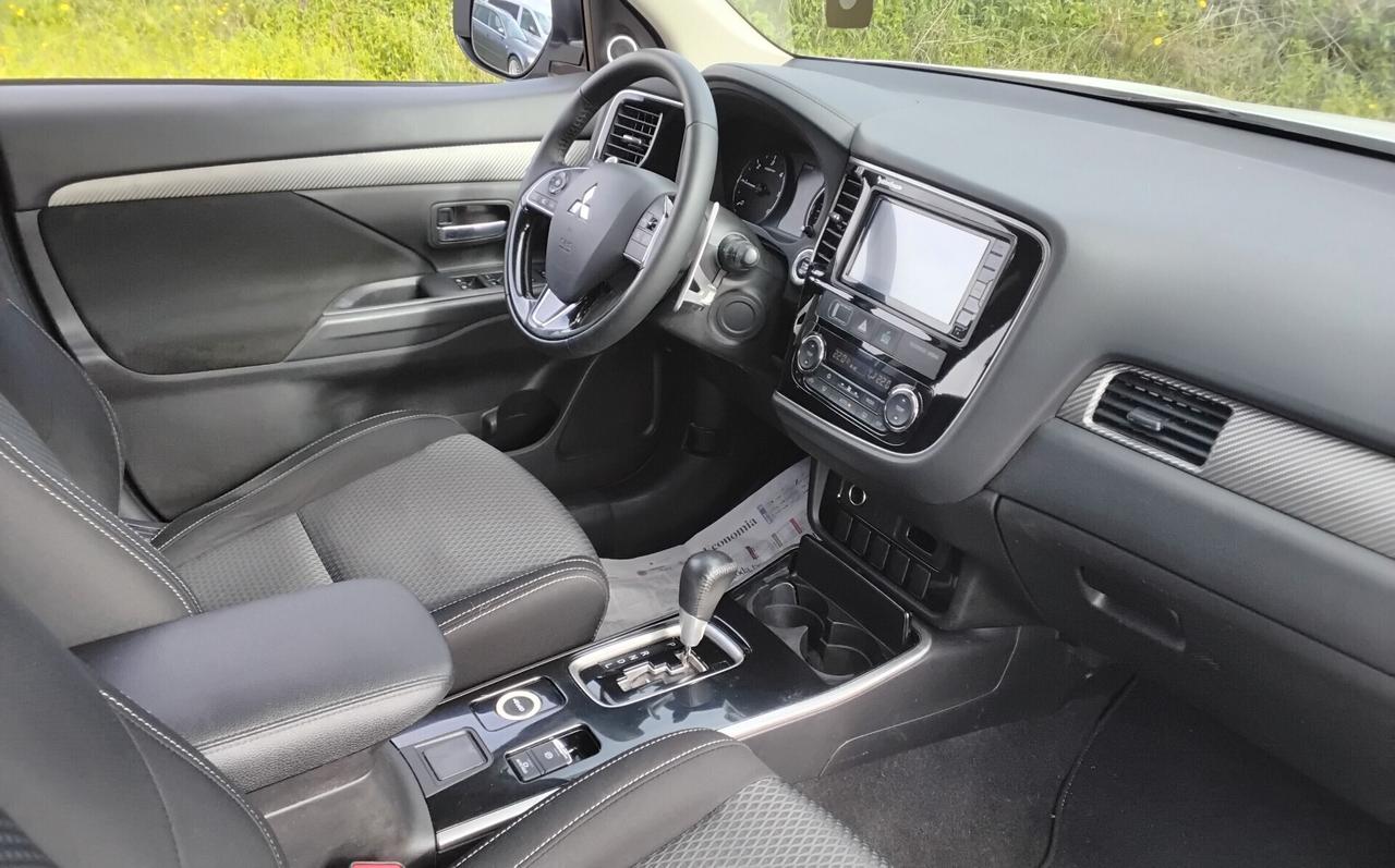Mitsubishi Outlander 2.2 DI-D 4WD N1 AUTOCARRO
