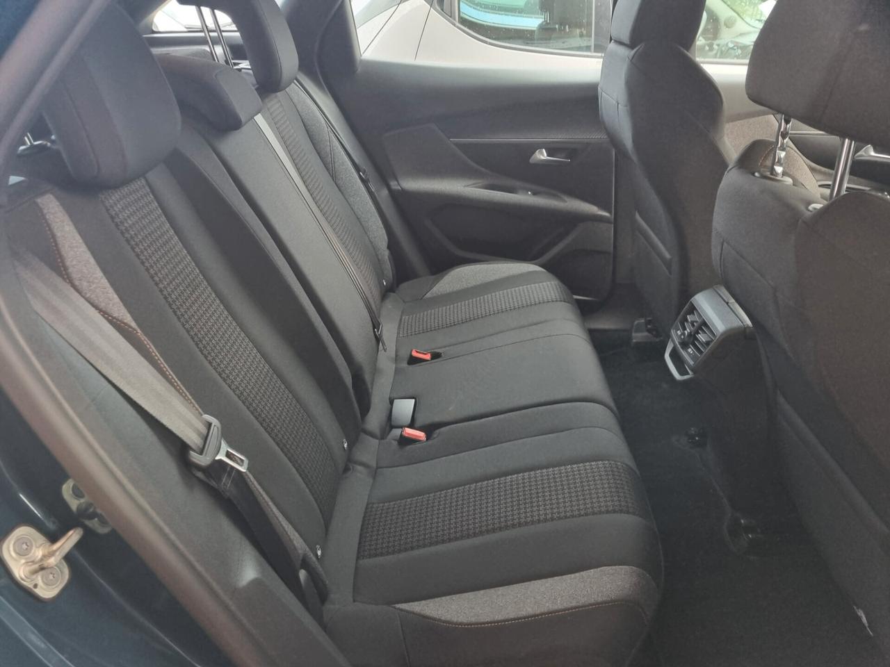 Peugeot 3008 BlueHDi 130 S&S EAT8 Active Pack
