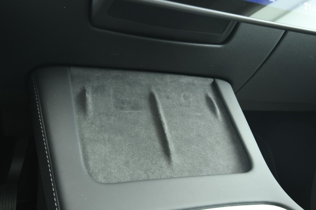 TESLA Model Y Long Range Dual Motor awd + AUTOPYLOT MAX