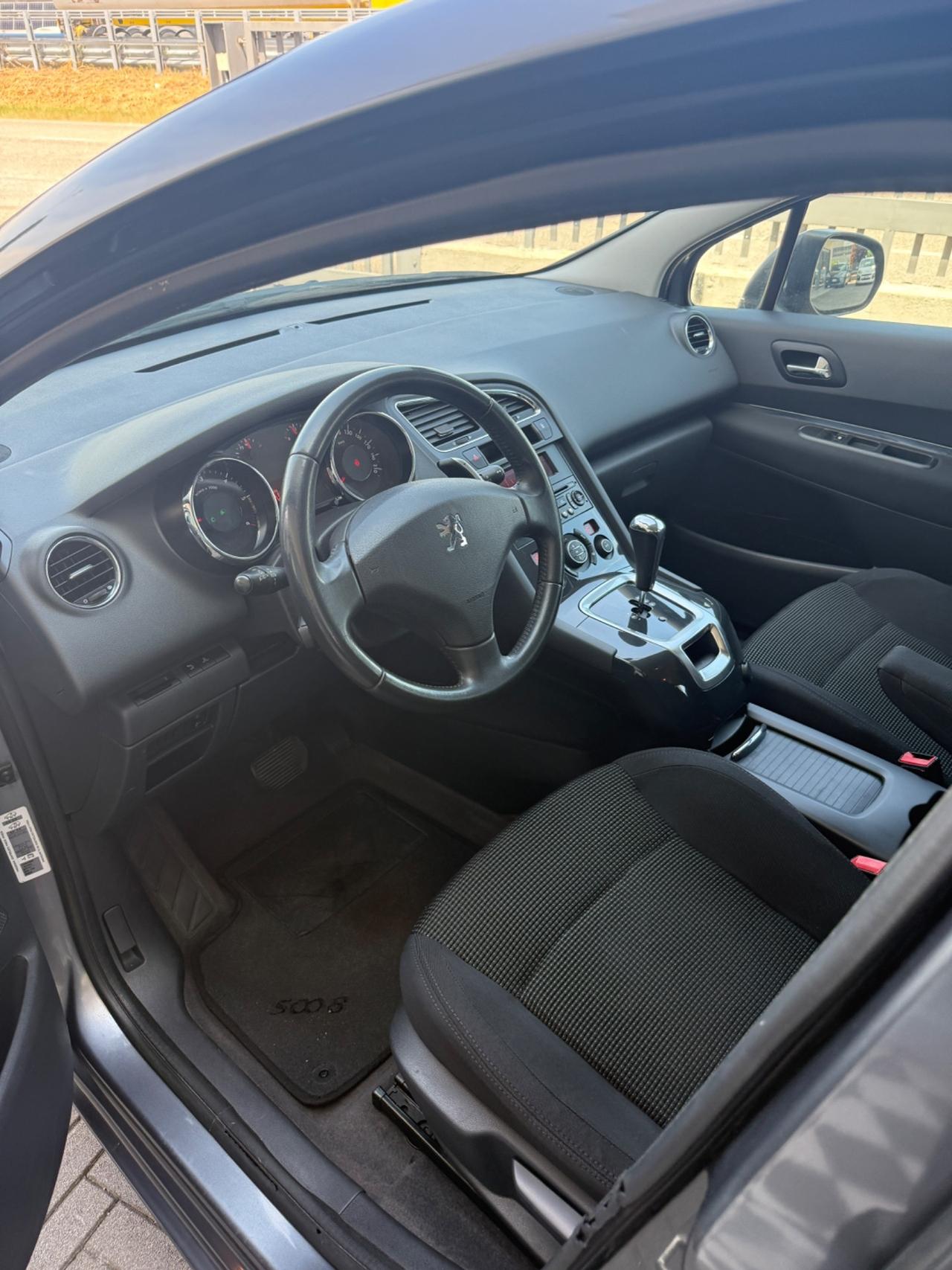 Peugeot 5008 1.6 e-HDi 112CV Stop&Start cambio robotizzato Féline