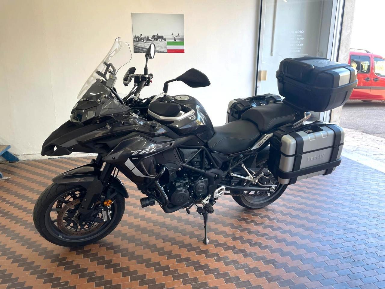 Benelli TRK 502 + Tris di valigie