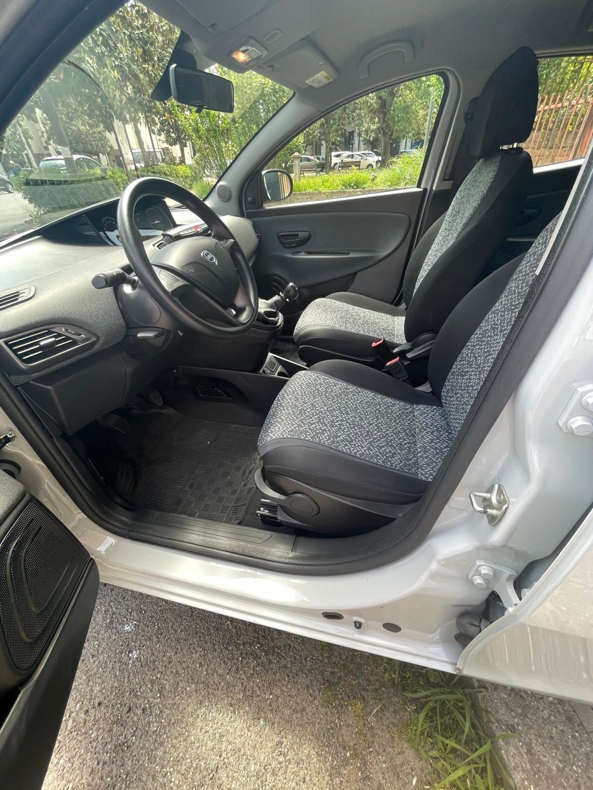 Lancia Ypsilon 1.0 FireFly 5 porte S&S Hybrid Ecochic Silver