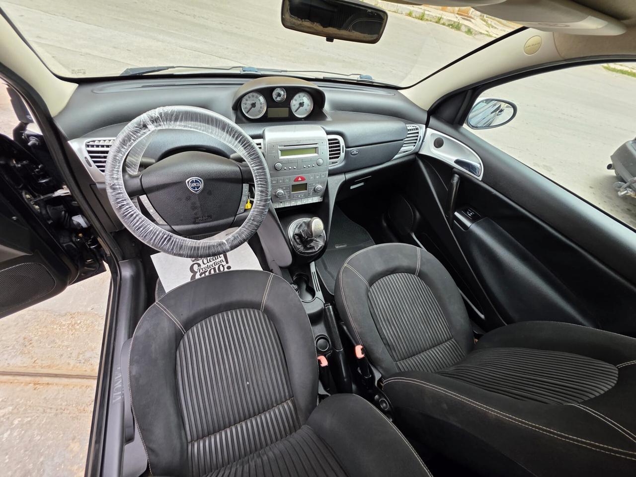 Lancia Ypsilon 1.3 MJT 105 CV Sport MomoDesign