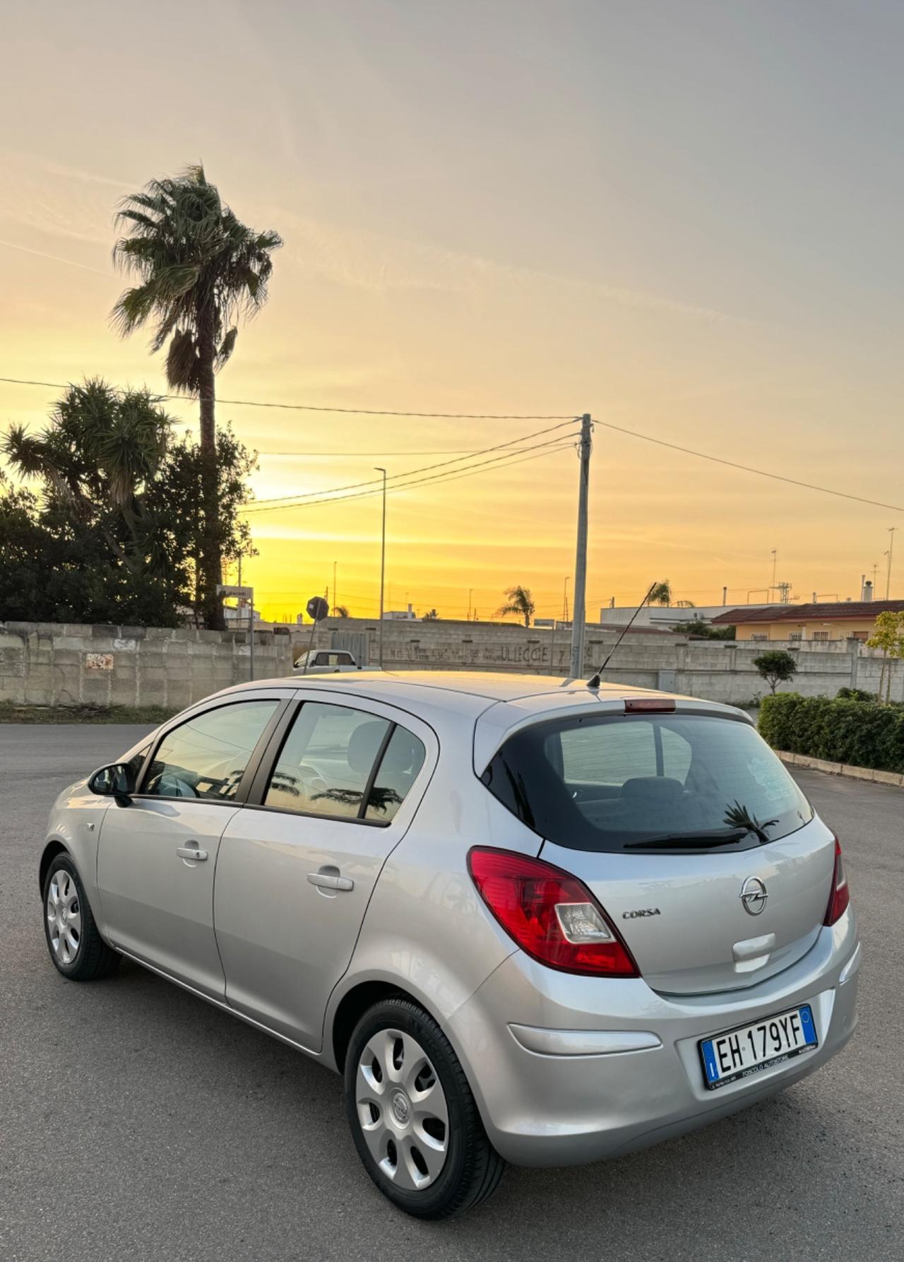 OPEL CORSA 1.2 BENZINA COSMO 2011