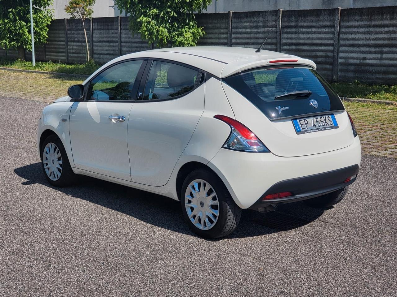Lancia Ypsilon 1.2 69 CV 5 porte NEOPATENTATI