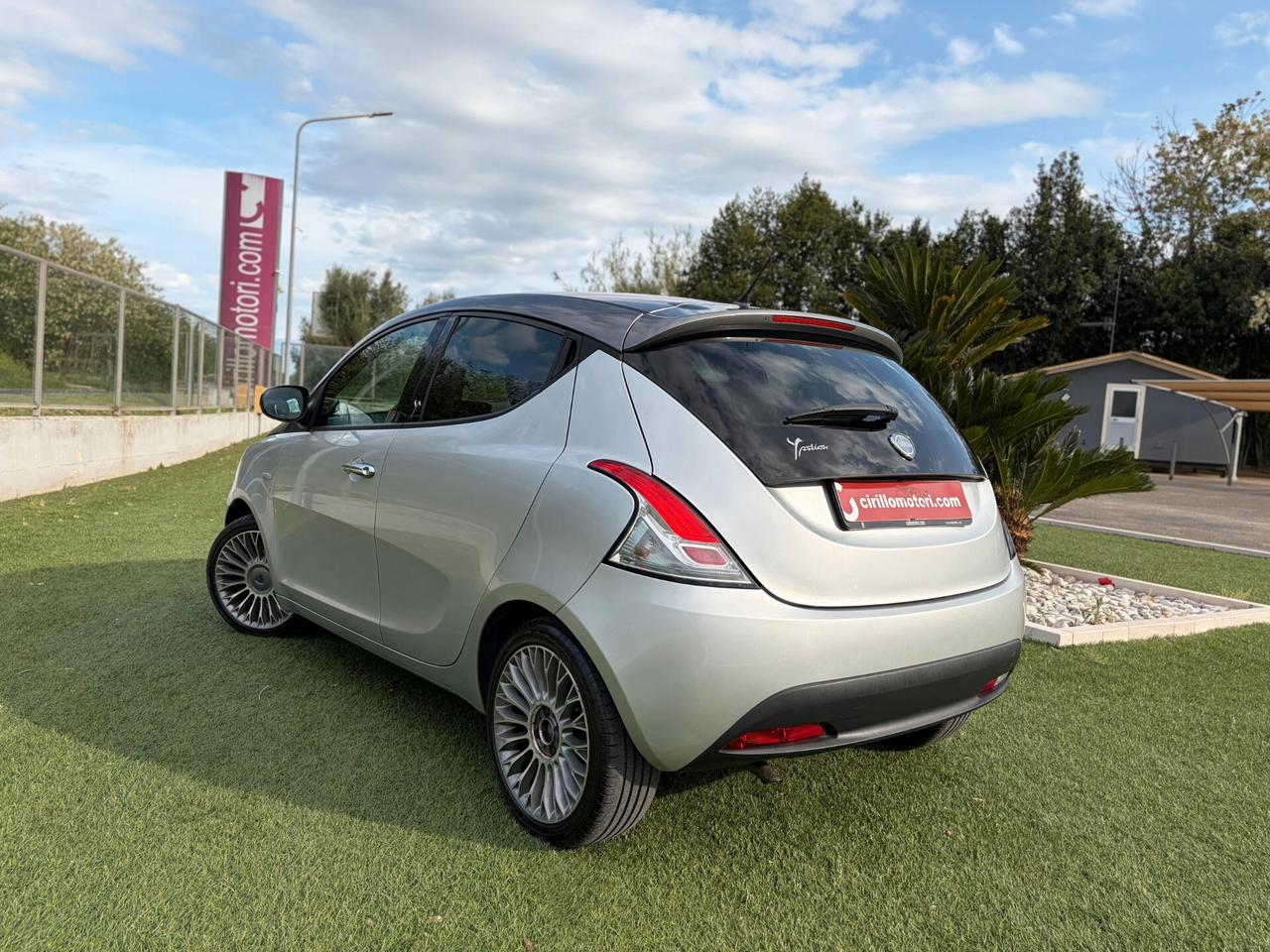 Lancia Ypsilon 0.9 TwinAir 85 CV 5 porte S&S Platinum