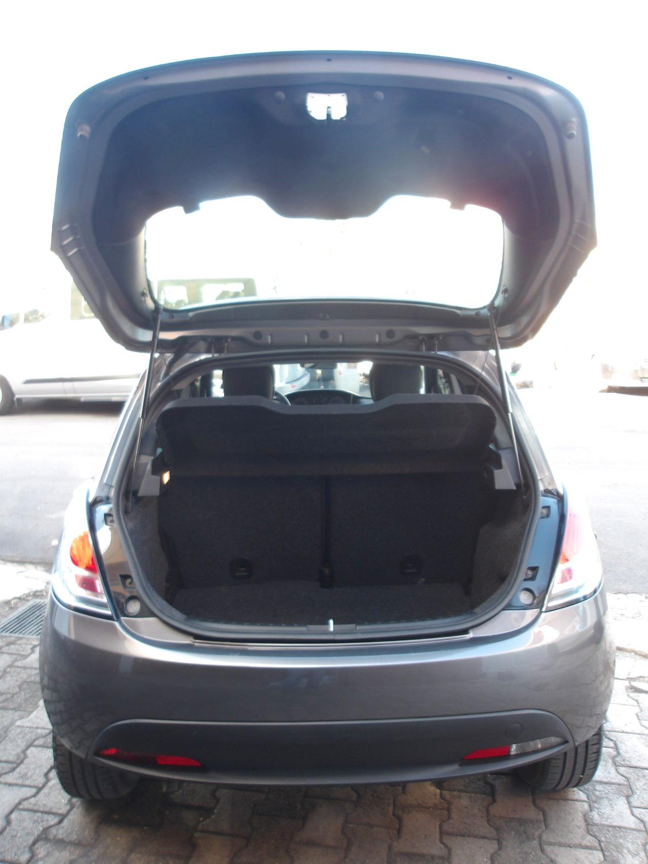Lancia Ypsilon 1.0 firefly hybrid Silver s&s 70cv