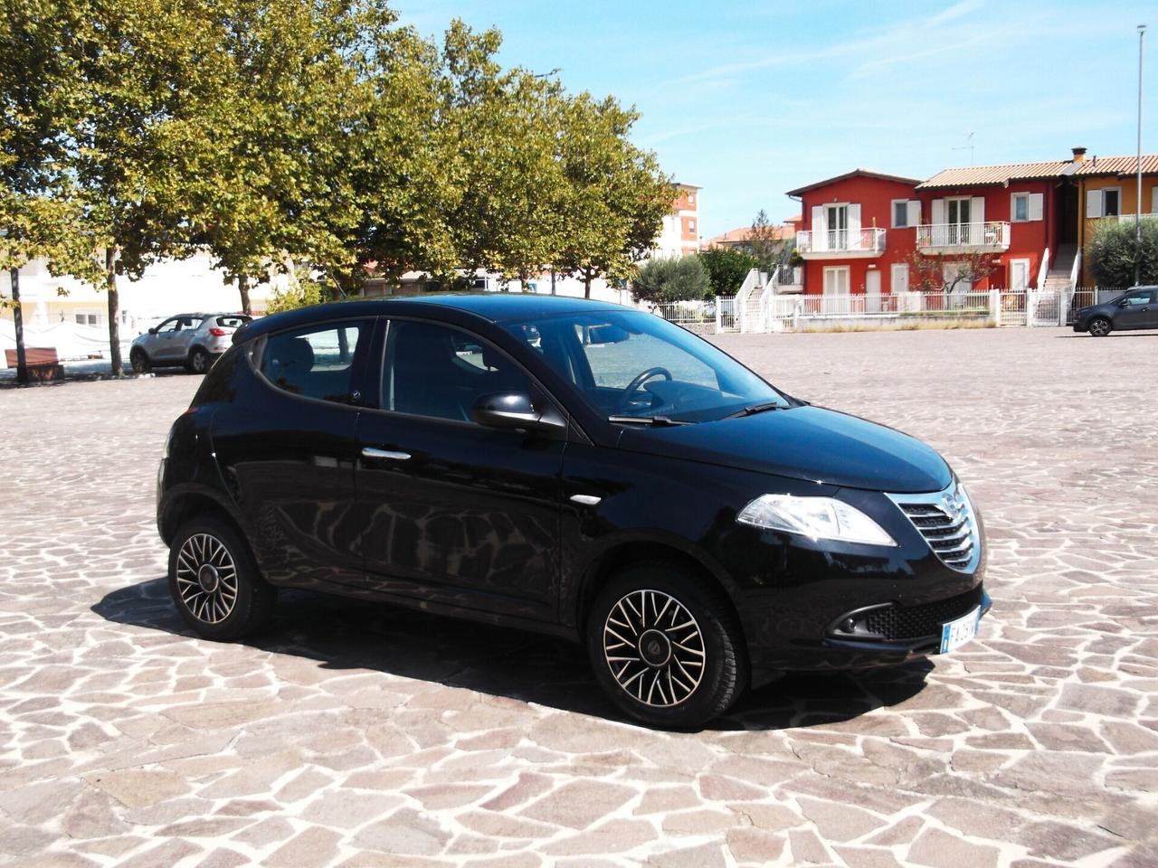 Lancia Ypsilon 1.0 Metano Neopatentati 2015