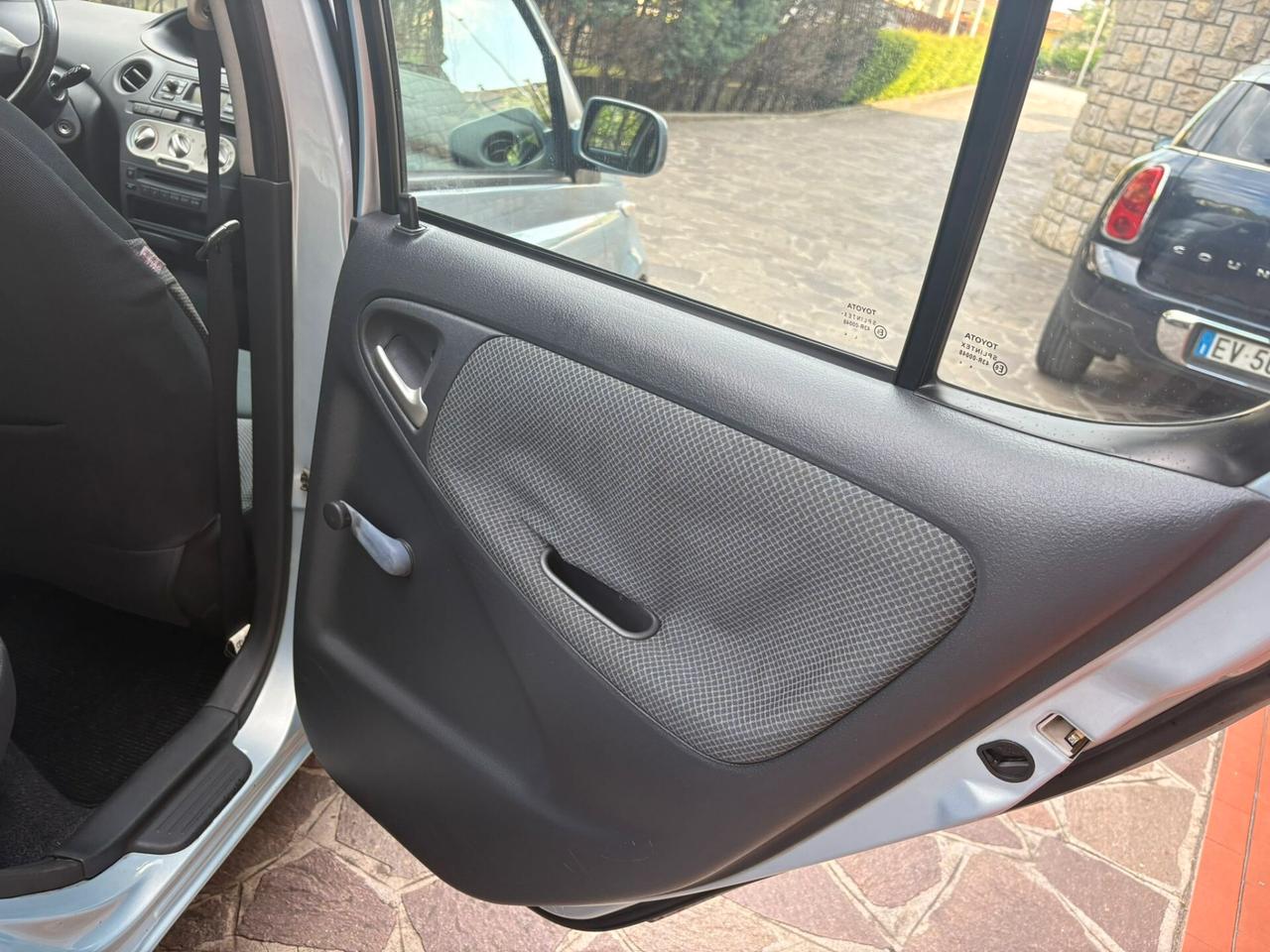Toyota Yaris 1.0i 16V cat 5 porte Sol