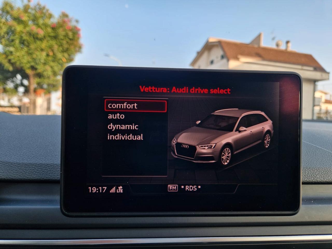 Audi A4 Avant 30 TDI S tronic S line edition