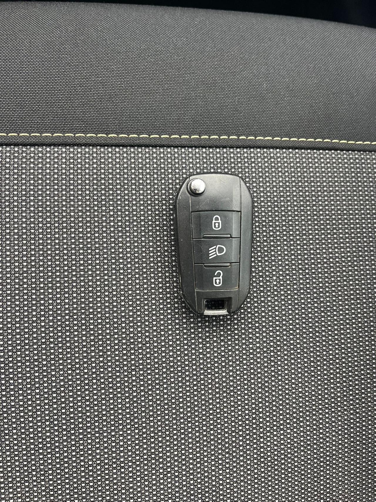 Citroen C3 BlueHDi Shine abbinata a Carrattrezzi