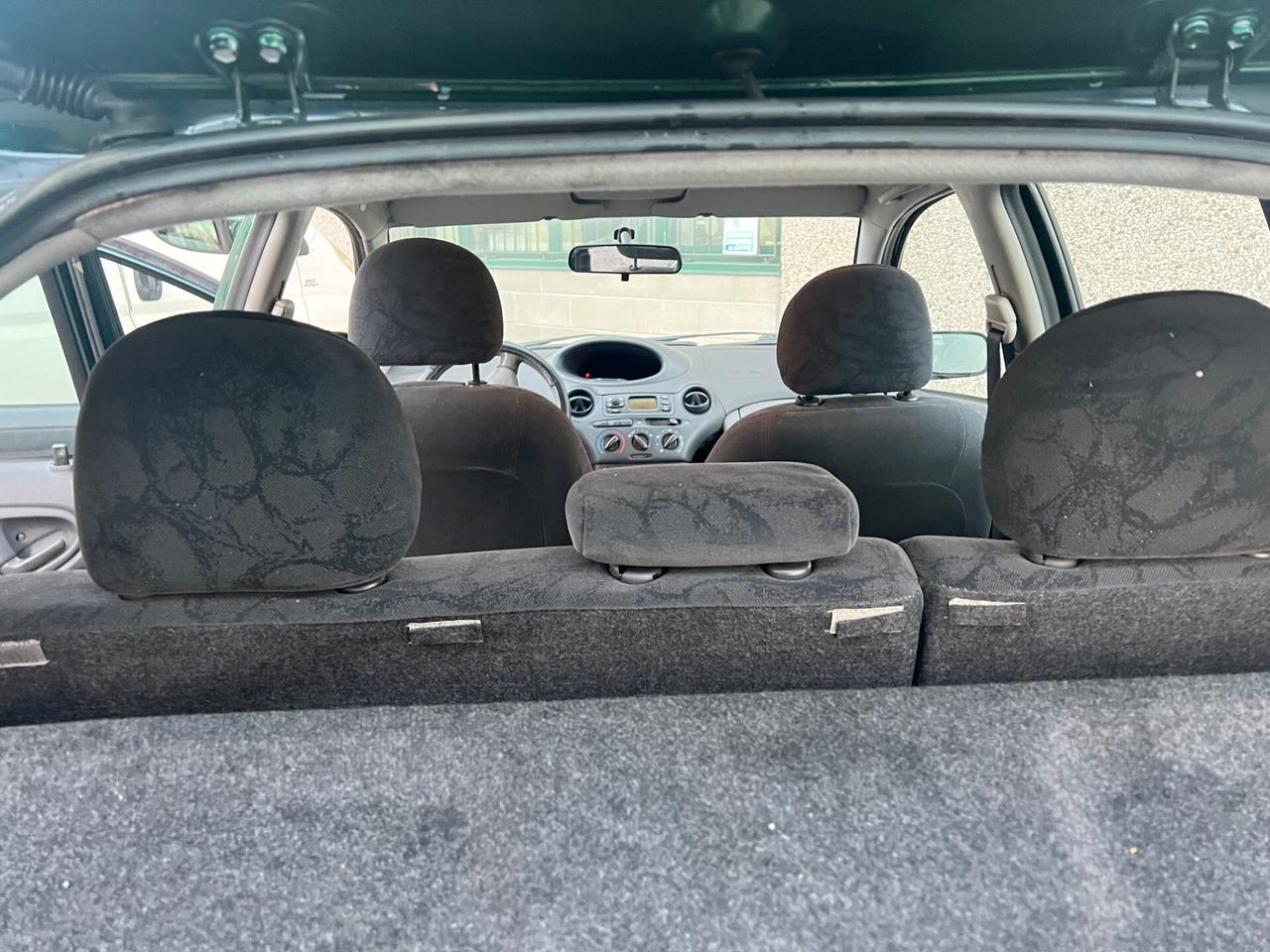 Toyota Yaris 1.0i 16V cat 5 porte Sol