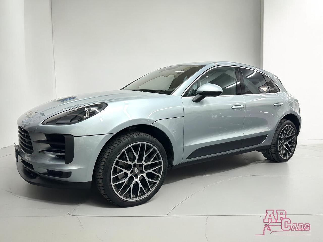 PORSCHE MACAN MODEL 19