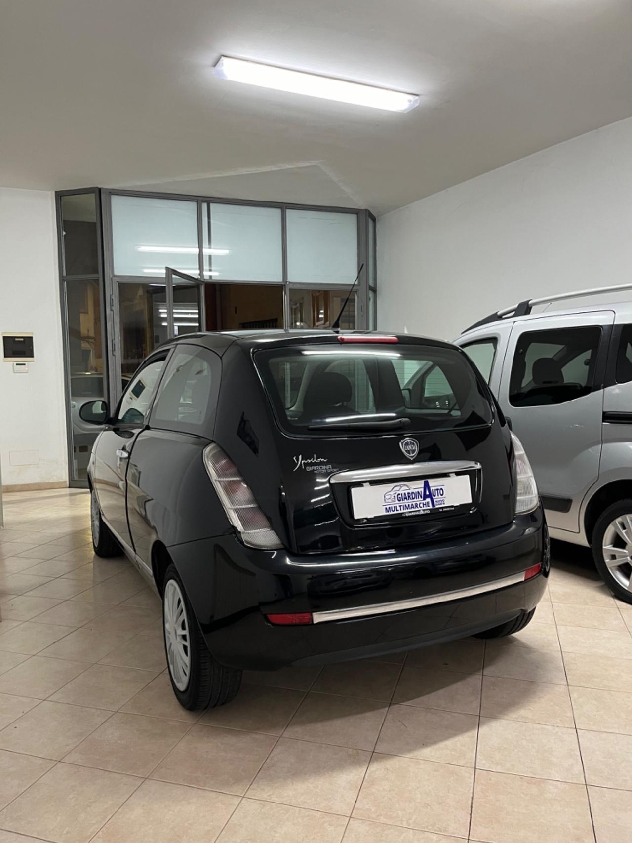 Lancia Ypsilon 1.3 MJT 75 CV Unyca