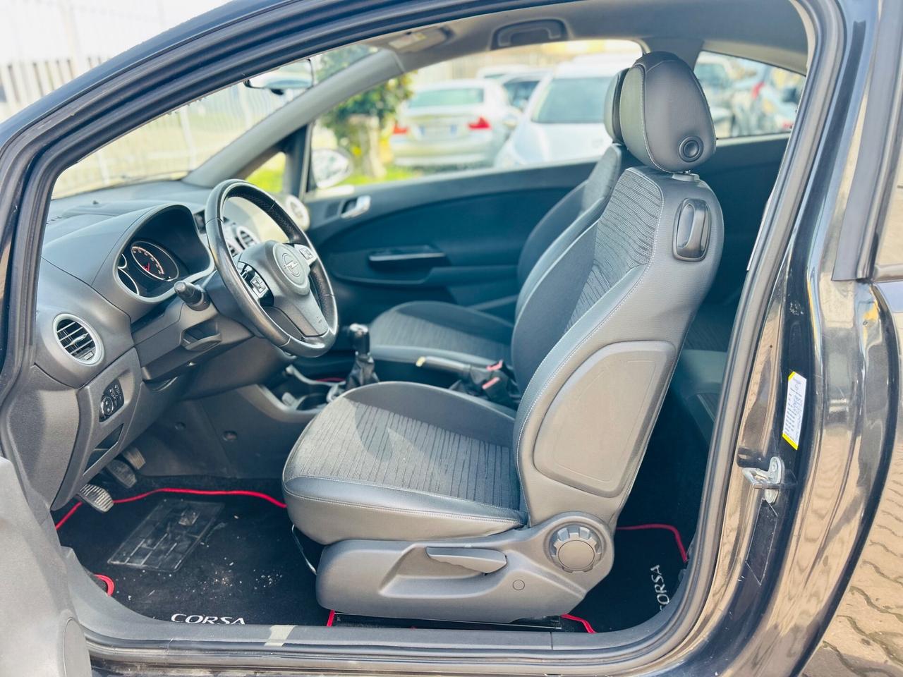 Opel Corsa 1.2 3 porte b-color