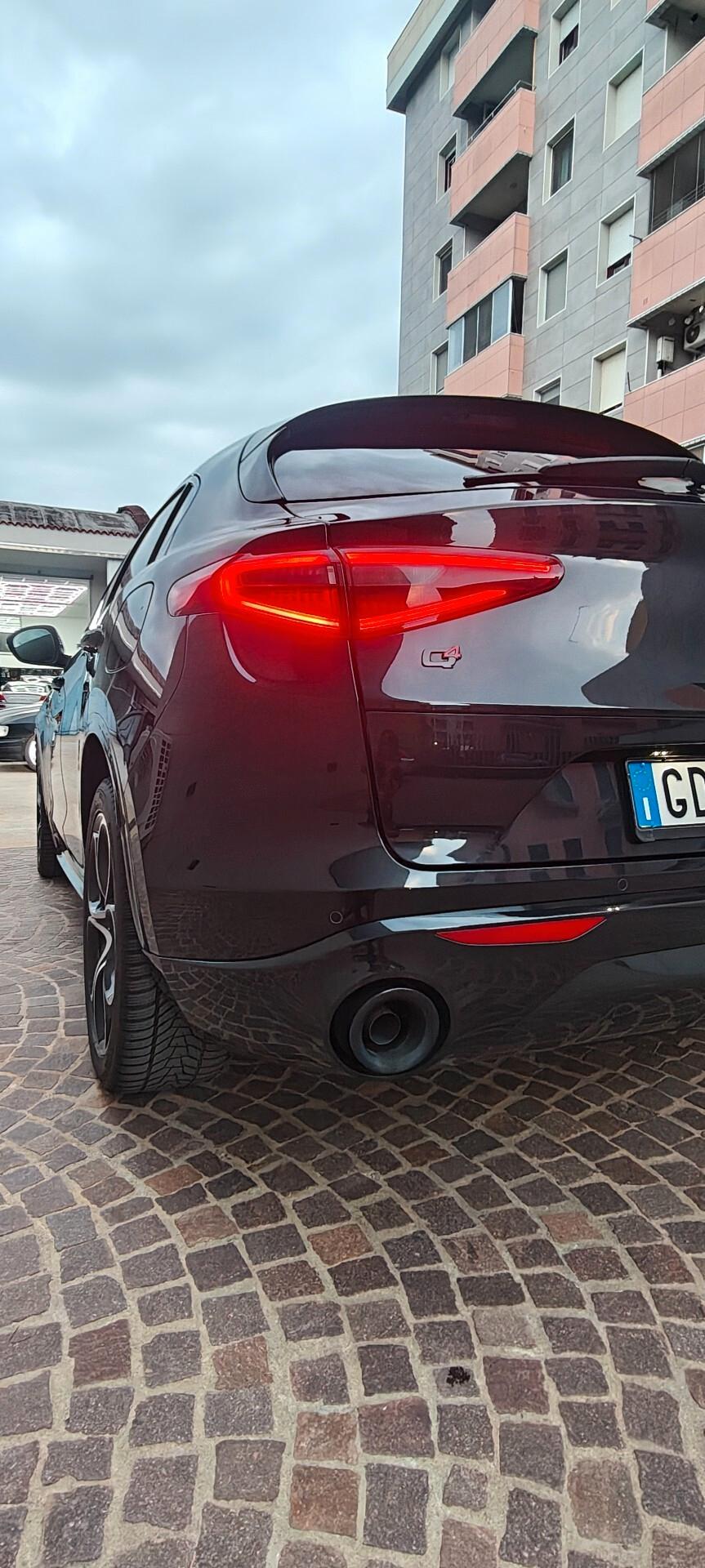 Alfa Romeo Stelvio Q4 Veloce total black