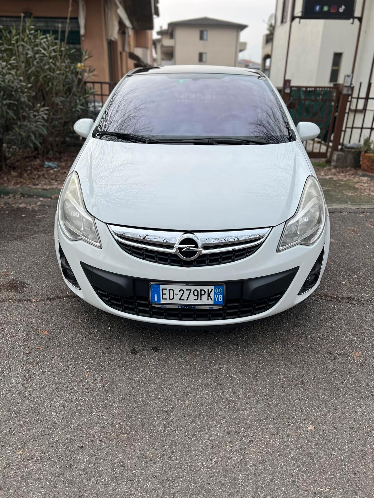 Opel Corsa 1.4 16V 3 porte b-color X NEOPATENTATI