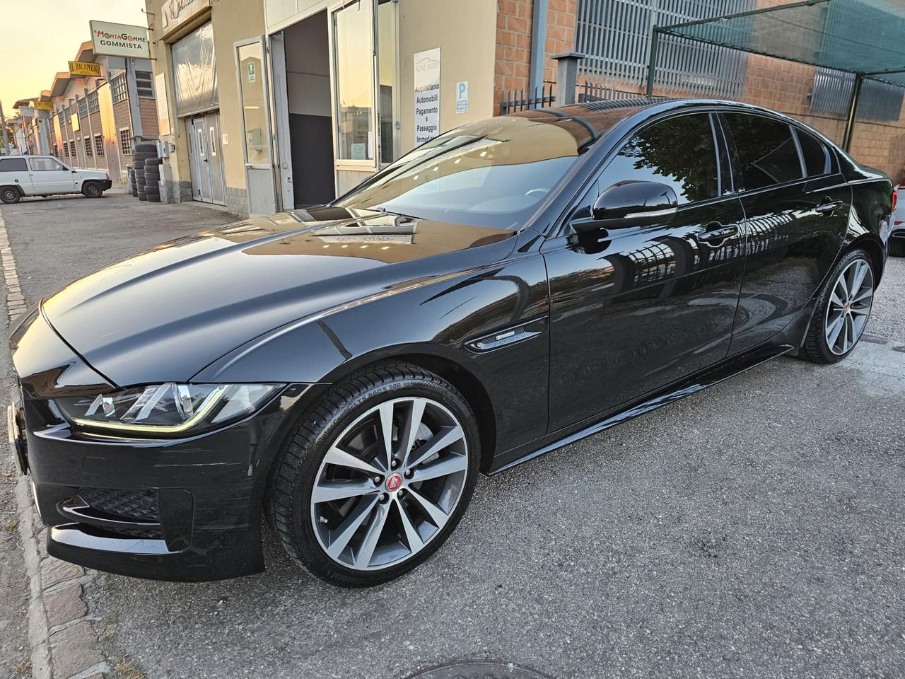 Jaguar XE 2.0 D Turbo 180cv 4WD*R-Sport*Pelle*Navi*19**
