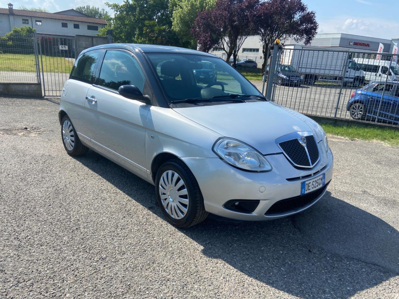 Lancia Ypsilon 1.2 Argento ok neo patentati