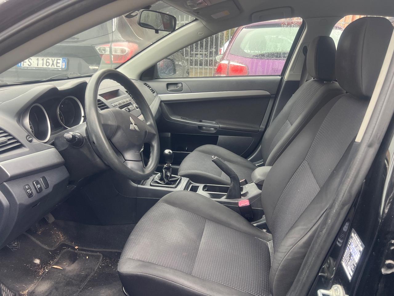 Mitsubishi Lancer 1.5 4p. Invite