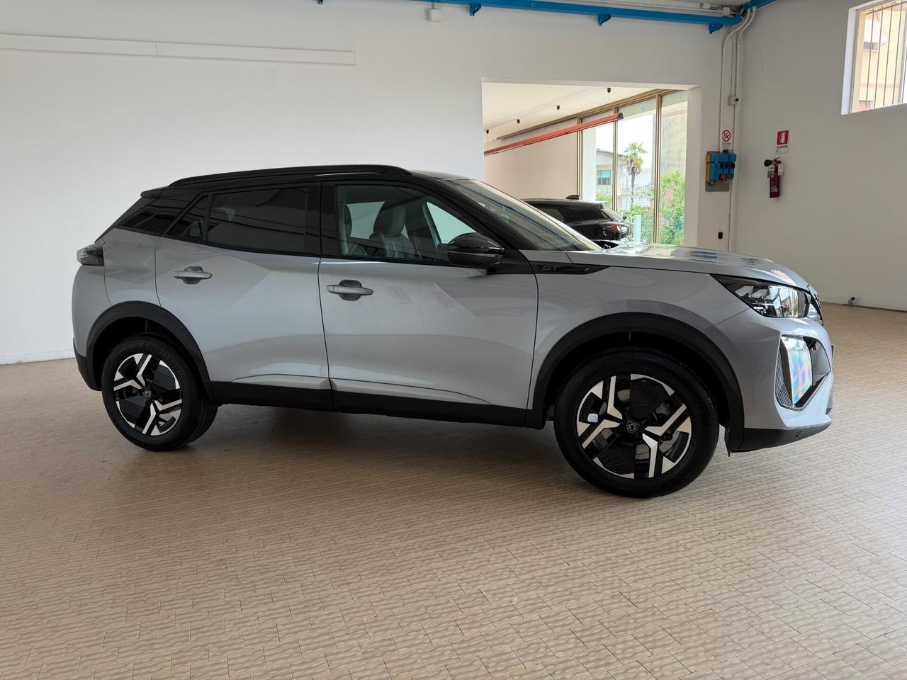 Peugeot 2008 Hybrid 145 e-DCS6 GT KM 9000 2025 Bicolor