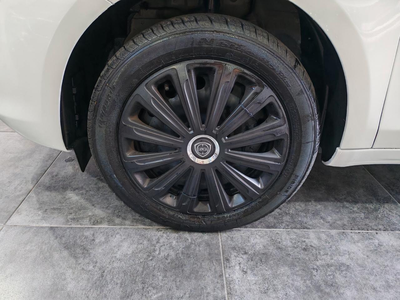 Lancia Ypsilon 1.2 69 cv Silver