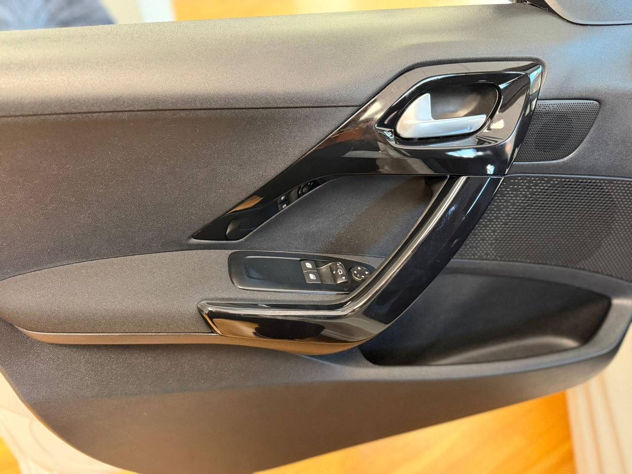 Peugeot 208 PureTech 1.2 Benzina 82CV 5 porte Allure Soli 40.000km!!!