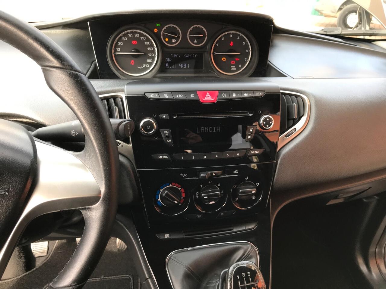 Lancia Ypsilon 0.9 TwinAir 85 CV 5 porte Metano Ecochic Silver