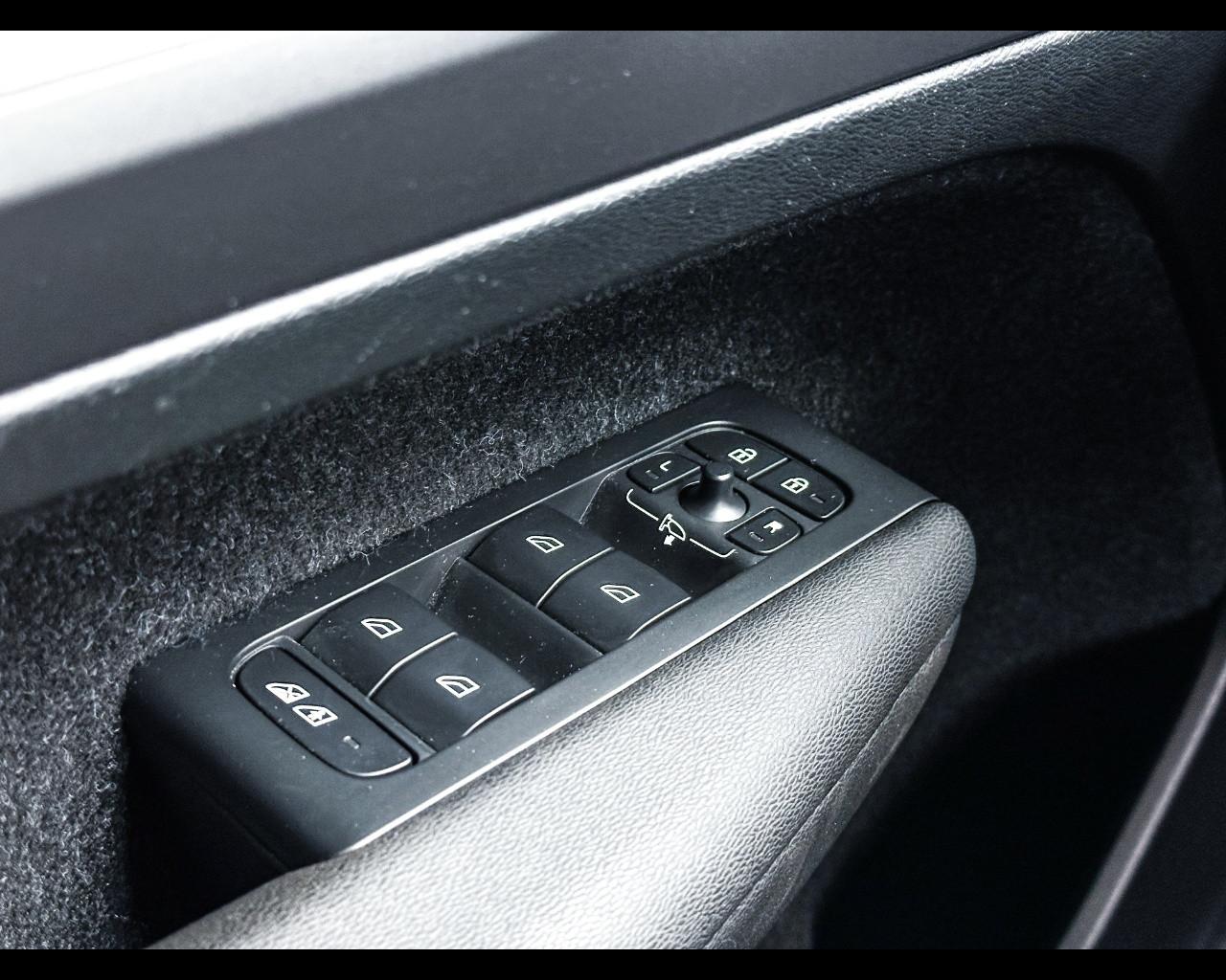 VOLVO XC40 (2017-->) - XC40 T3 Geartronic Business