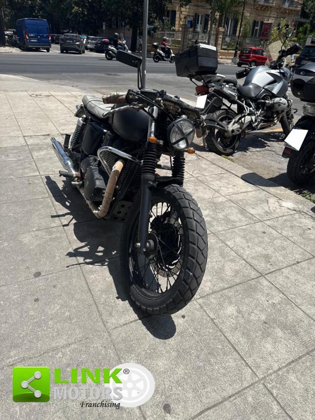 TRIUMPH Bonneville T100 black