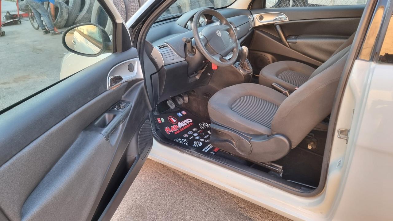 Lancia Ypsilon 1.3 MJT 75 CV Platino