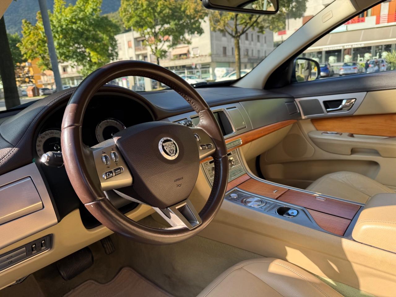 Jaguar XF 2.7D V6 Premium Luxury