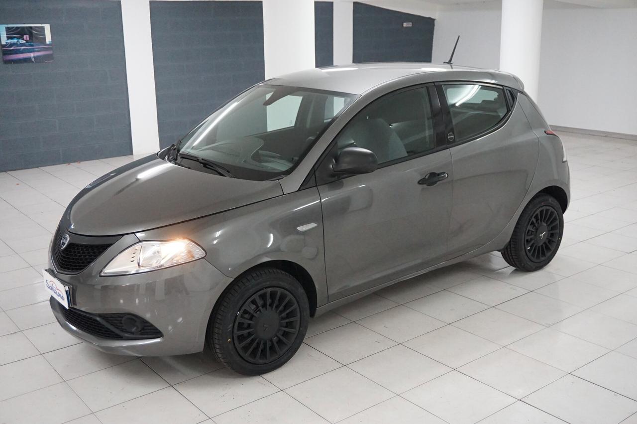 Lancia Ypsilon 1.0 FireFly 5 porte S&S Hybrid Ecochic Silver
