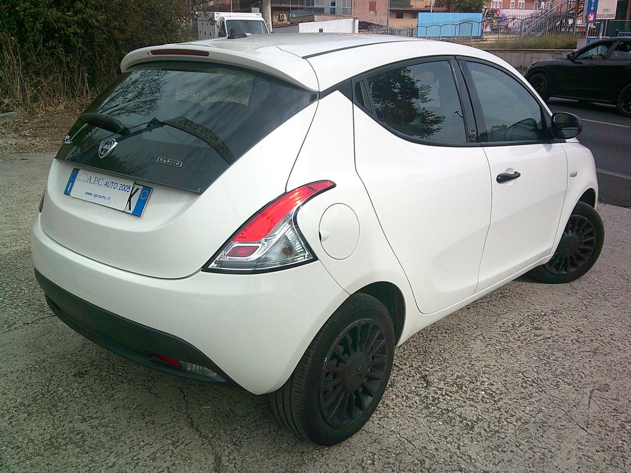 Lancia Ypsilon 1.0 FireFly 5 porte S&S Hybrid Ecochic Silver