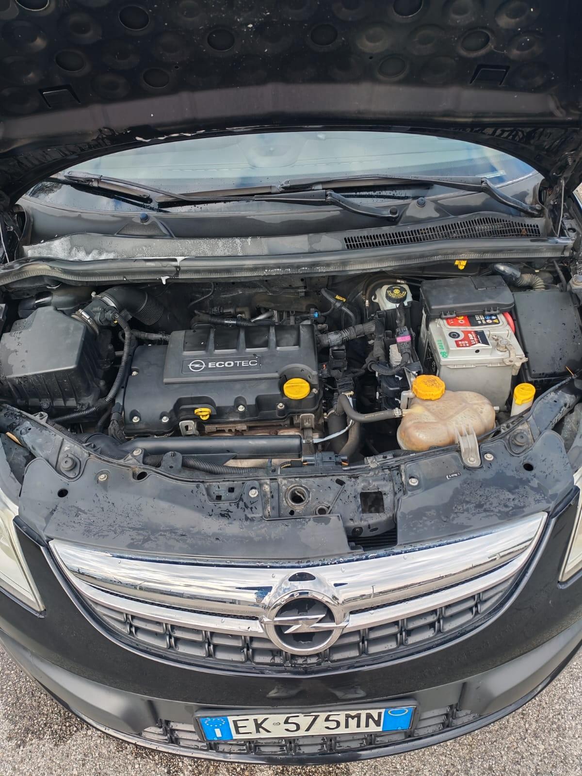 Opel Corsa 1.2 3 porte b-color
