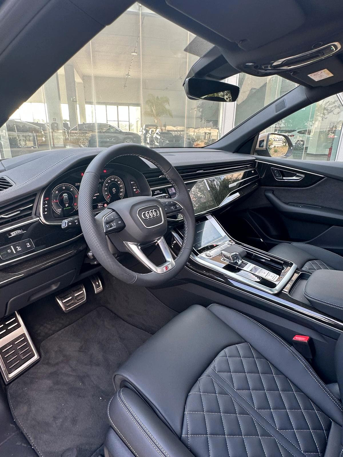 Audi Q8 50 TDI S-Line possibilità noleggio no scoring