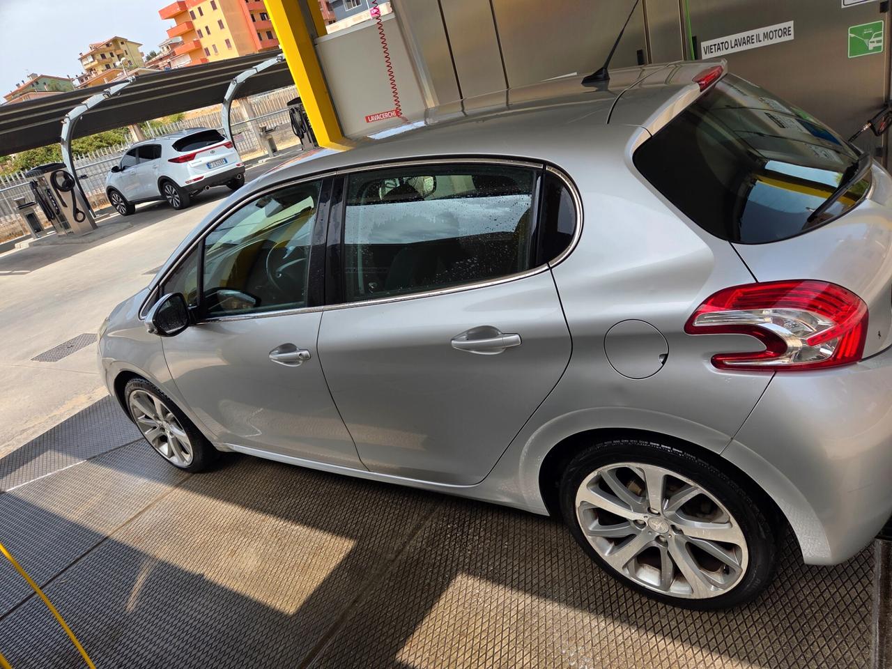 Peugeot 208 1.6 e-HDi 115 CV Stop&Start 5 porte Allure