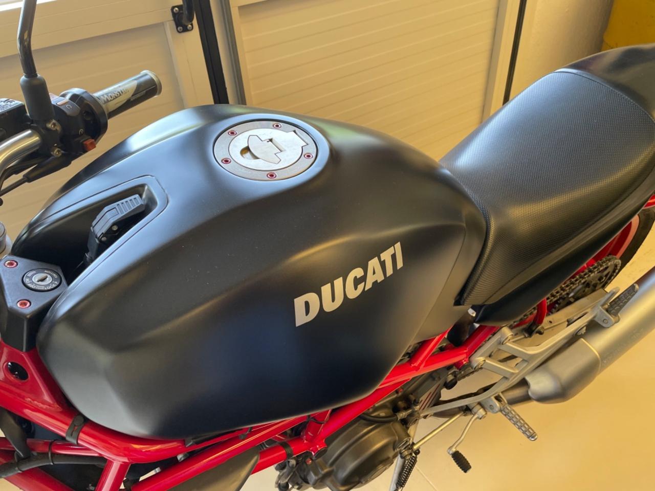 Ducati Monster 600 Dark telaio rosso